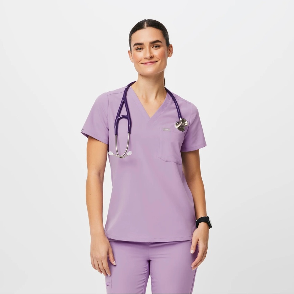 Figs Catarina one pocket scrub top in lavender dew size small